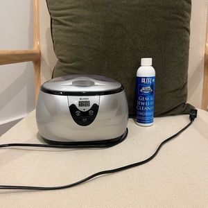 Electronic jewelry cleaner